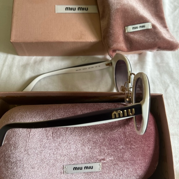 Chic Miu Miu sunglasses. - Picture 3 of 6